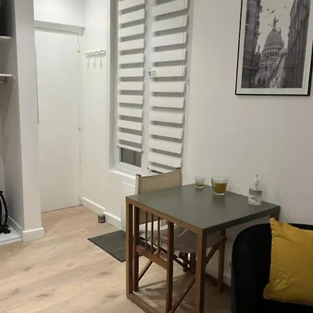 Entier Aux Abbesses - Montmartre - Flat In Montmartre Apartment Paris